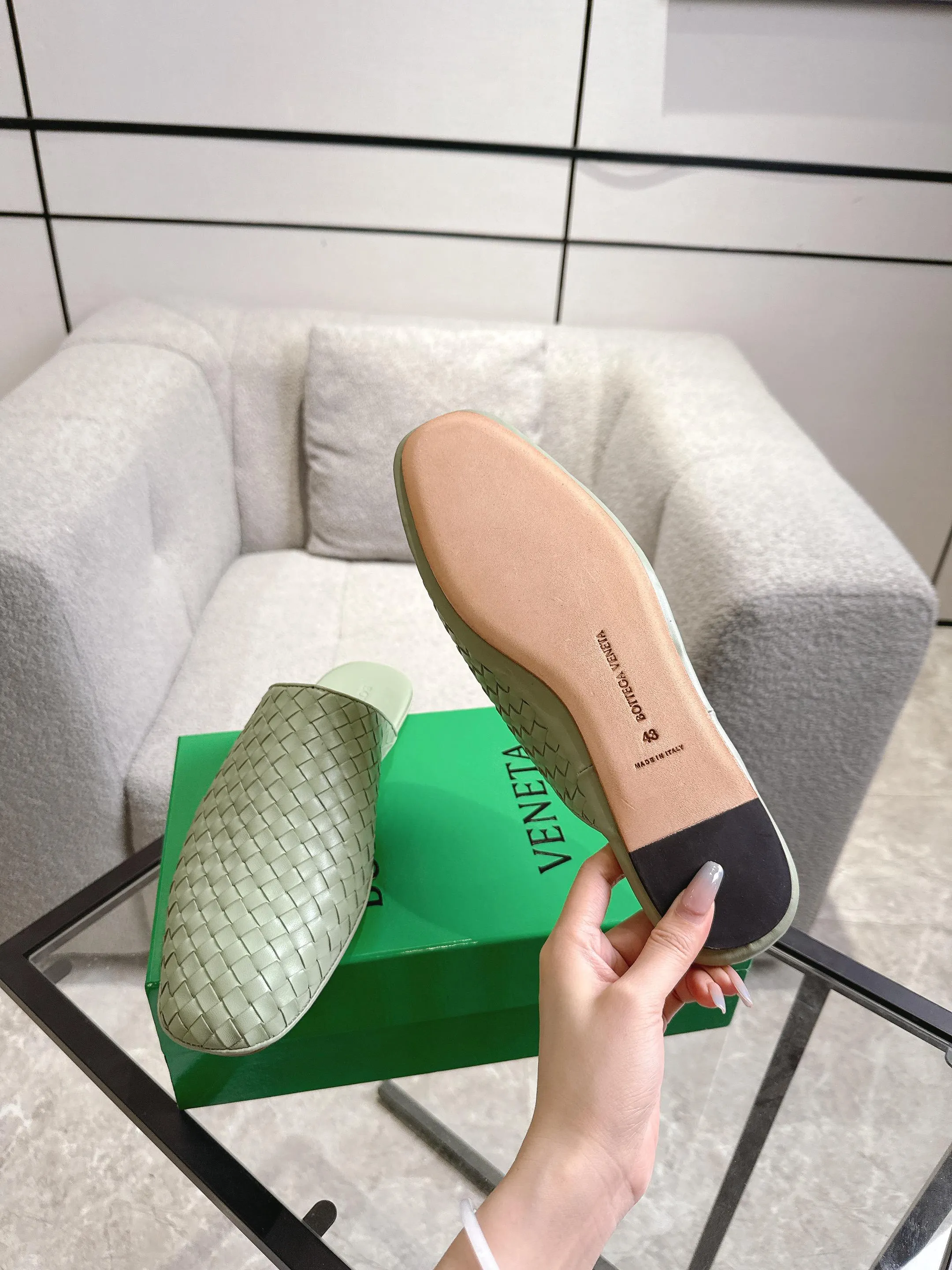 [BV] Top P: 720💰Size for couples: 35-44 (40.41 for women, 38 for men, 45.46.47, custom-made and non-returnable) Bottega Veneta 2025 Autumn counter synchronized genuine leather outsole classic woven half-drag couple model Bottega Veneta square-toe flat shoes, imported mixed sheepskin, imported sheep! Leather outsole! [Rose][Rose]! Purely hand-woven and operated, the original board is reproduced one-to-one! quality assurance!